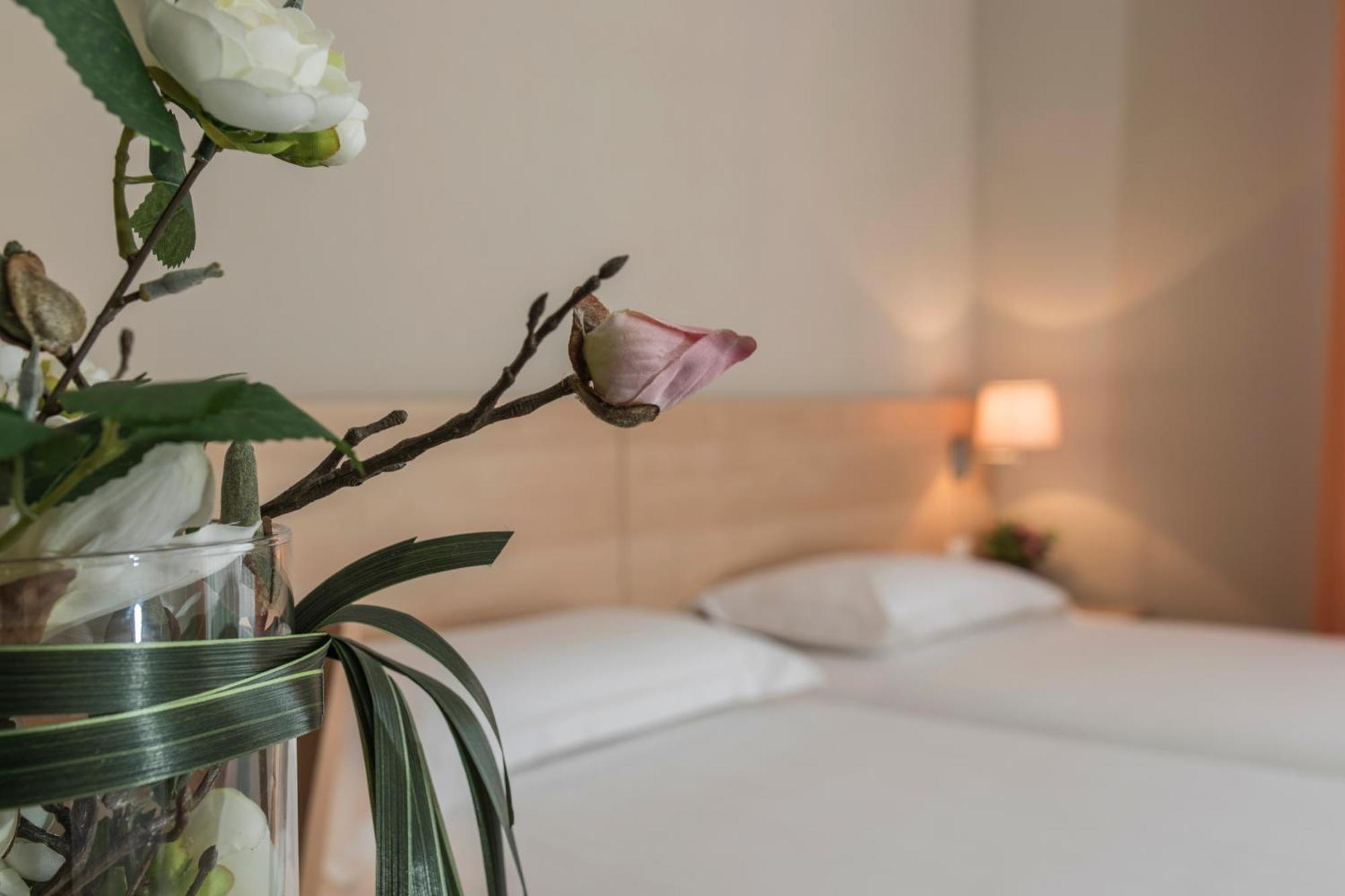 Hotel Donatello Imola Bagian luar foto