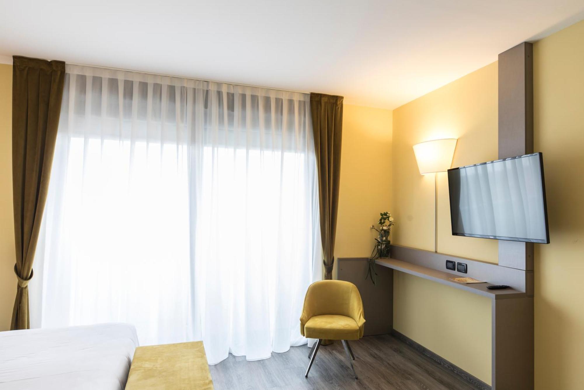 Hotel Donatello Imola Bagian luar foto