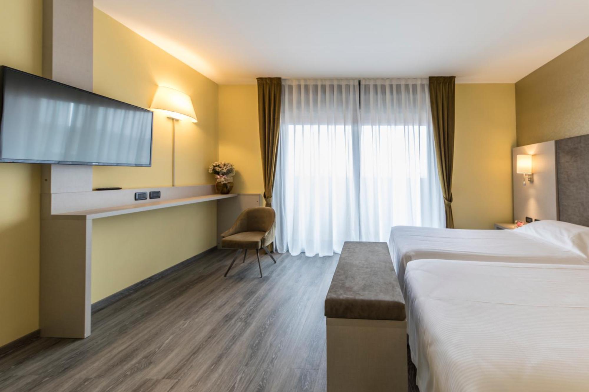 Hotel Donatello Imola Bagian luar foto