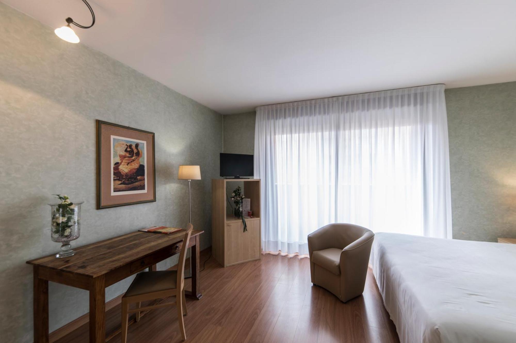 Hotel Donatello Imola Bagian luar foto
