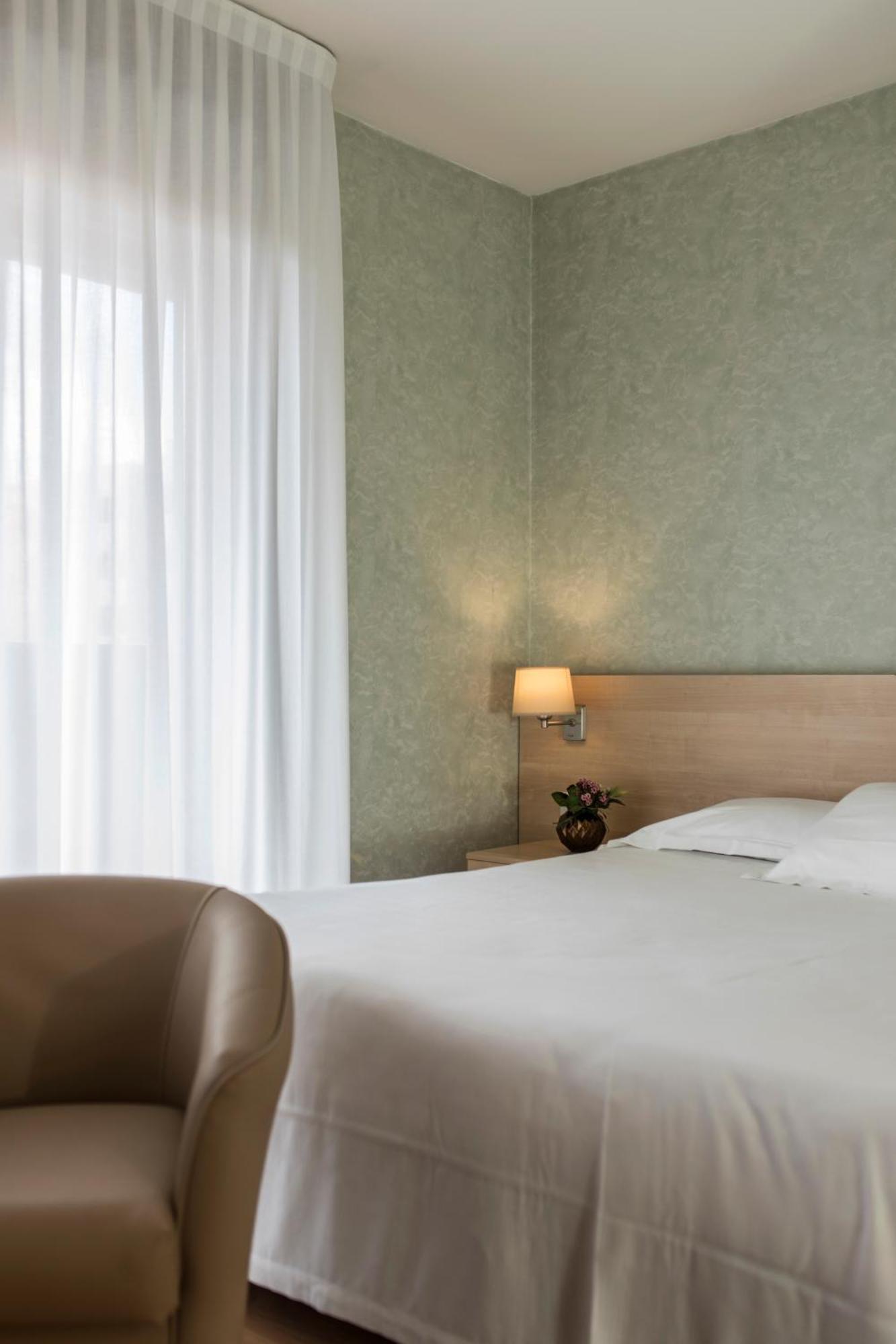 Hotel Donatello Imola Bagian luar foto