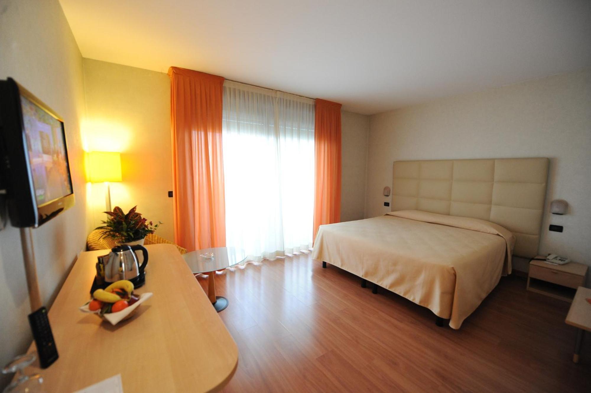 Hotel Donatello Imola Bagian luar foto