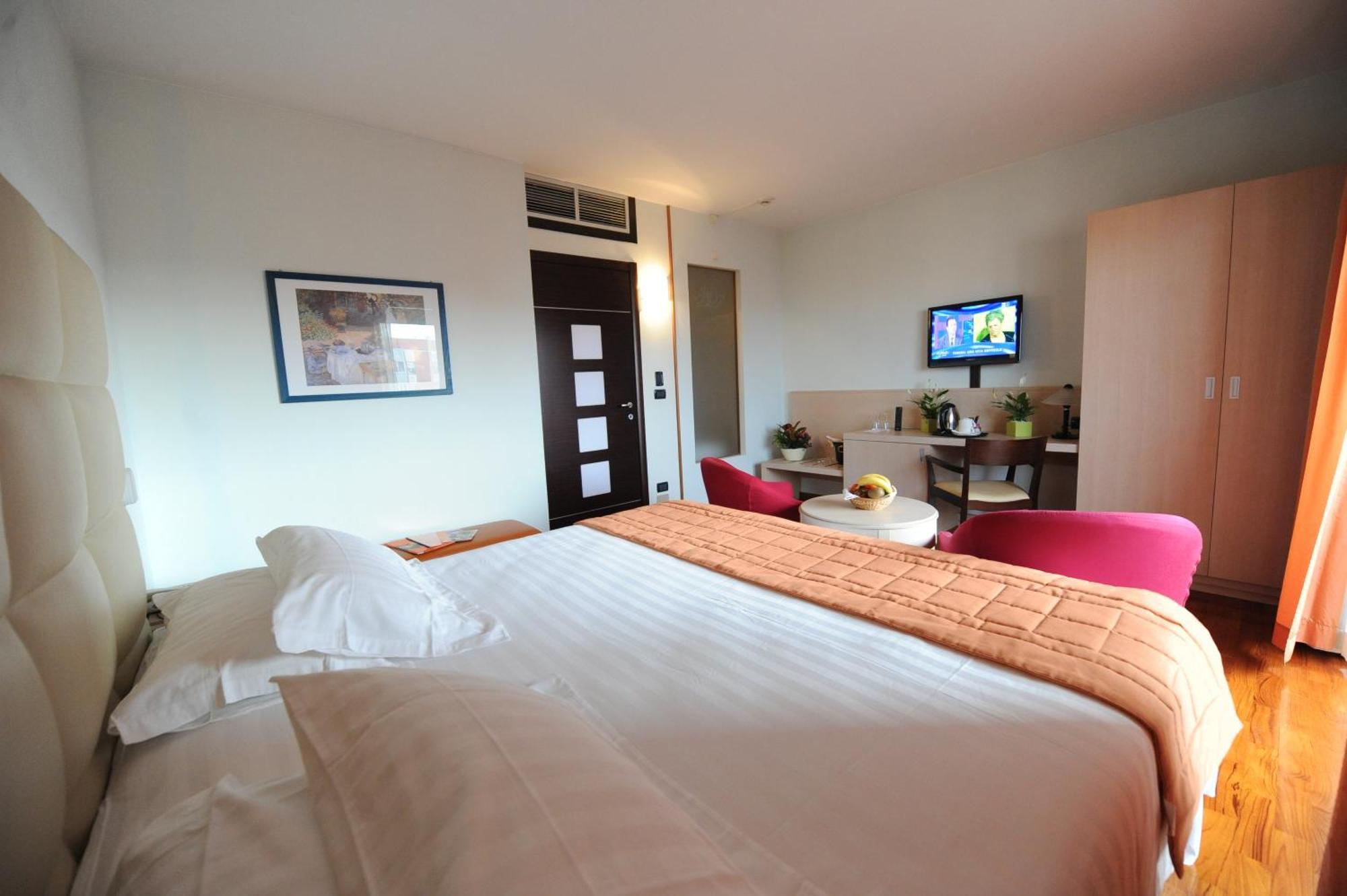 Hotel Donatello Imola Bagian luar foto