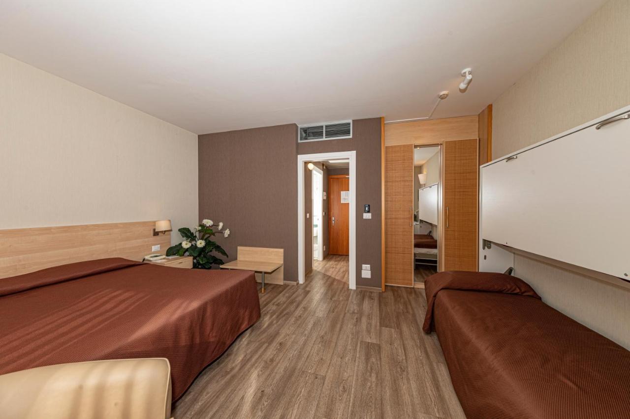 Hotel Donatello Imola Bagian luar foto